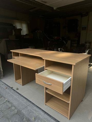 Houten bureau beschikbaar voor biedingen