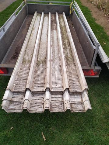 8 geperforeerde damwand platen lengt +- 3m beschikbaar voor biedingen