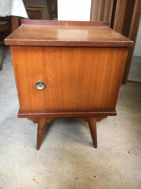 Vintage  :  Nachtkastje / Nachttafeltje., Huis en Inrichting, Slaapkamer | Nachtkastjes, Gebruikt, Hout, Ophalen