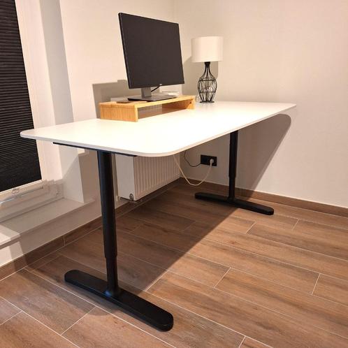 Bureau Bekant Ikea in hoogte regelbaar 160 cm x  80 cm, Huis en Inrichting, Bureaus, Zo goed als nieuw, Bureau, In hoogte verstelbaar
