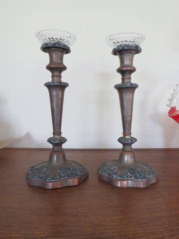 2 oude metalen kandelaars beschikbaar voor biedingen