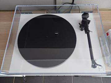 Tourne-disque Rega Planar avec phono préampli NAD