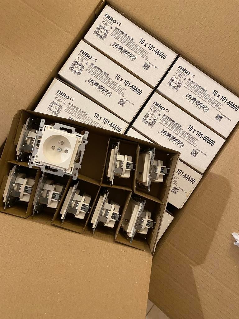 Prises de courant, disponible aussi interrupteurs et plaques, Bricolage & Construction, Électricité & Câbles, Neuf, Enlèvement