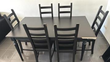 Zwarte Eettafel in geode staat met 6 bijhorende stoelen beschikbaar voor biedingen