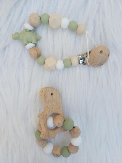 Baby geschenkset speenkoord + rammelaar dino stekel khaki, Kinderen en Baby's, Kraamcadeaus en Geboorteborden, Nieuw, Kraamcadeau