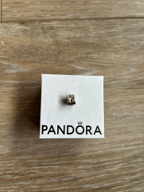 Breloque en strass argenté Pandora, excellent état, Bijoux, Sacs & Beauté, Bracelets à breloques, Comme neuf, Pandora, Argent
