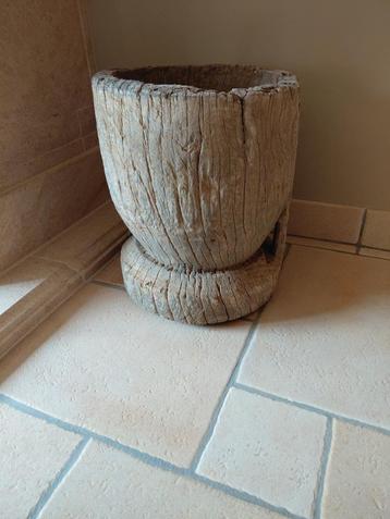 Antieke Houten urne beschikbaar voor biedingen