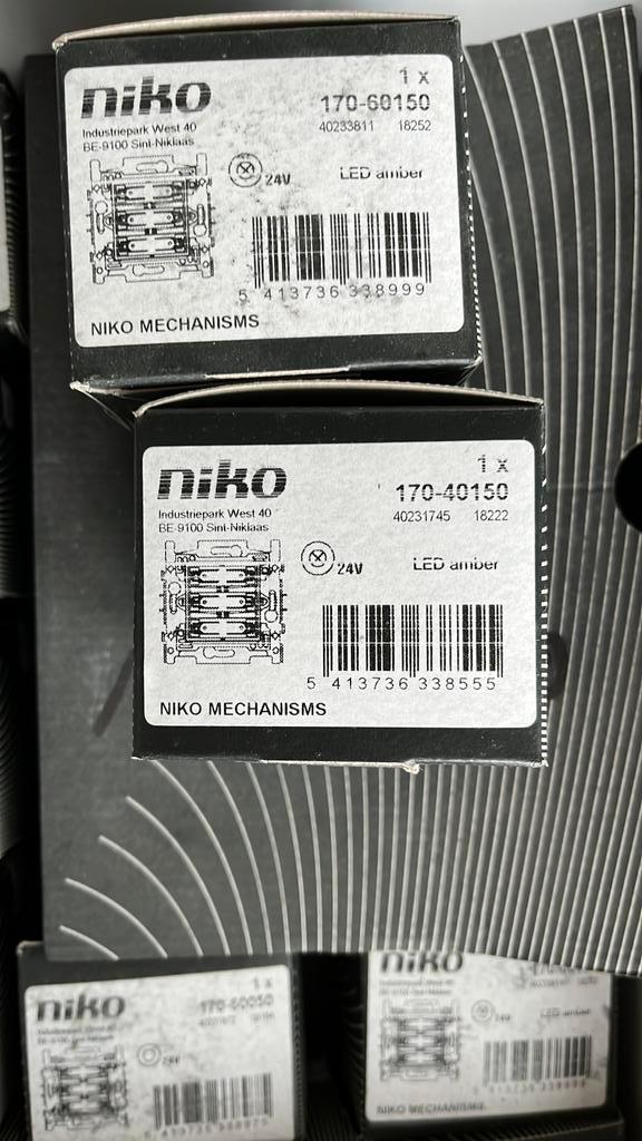 Niko - Sokkel zesvoudige potentiaalvrije drukknop 24V no led, Doe-het-zelf en Bouw, Elektriciteit en Kabels, Zo goed als nieuw