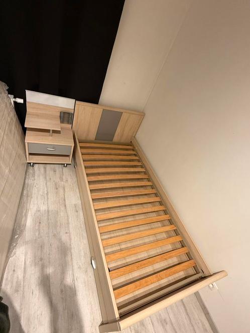 Eenpersoonsbed + lattenbodem en nachttafel, Huis en Inrichting, Slaapkamer | Bedden, Zo goed als nieuw, Eenpersoons, 90 cm, 200 cm