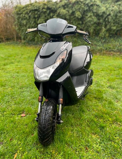 Peugeot Kisbee black edition + Gratis Technigas uitlaat, Fietsen en Brommers, Scooters | Peugeot, Gebruikt, Overige modellen, Klasse B (45 km/u)