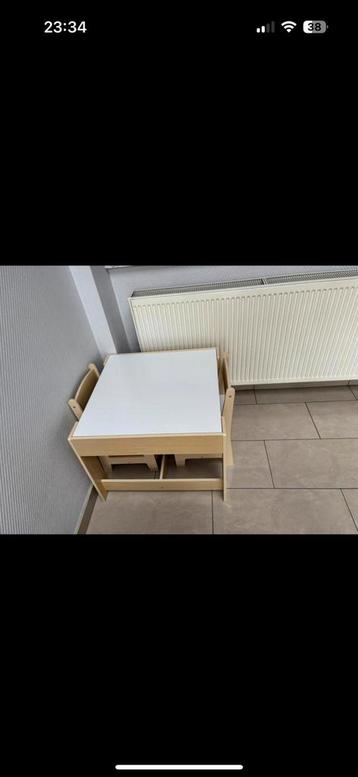Nieuw!! Kindertafel met 2 stoelen beschikbaar voor biedingen