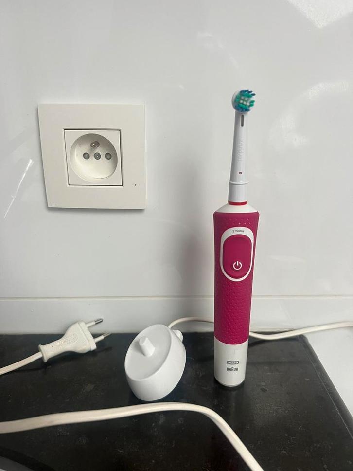 Braun Oral-B elektrische tandenborstel voor kinderen, Handtassen en Accessoires, Uiterlijk | Mondverzorging, Zo goed als nieuw