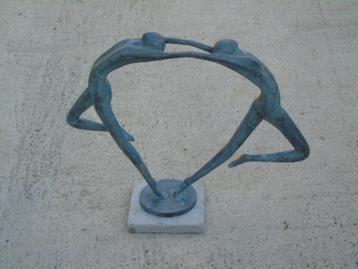 bronzen beeld van een koppel op blauwe steen. beschikbaar voor biedingen