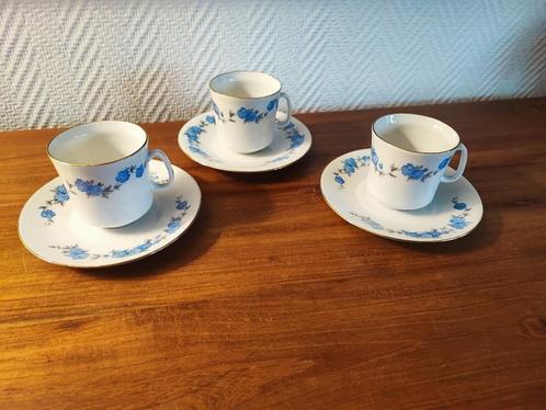 drie koffietassen met blauwe bloemen, Antiek en Kunst, Antiek | Servies los, Ophalen of Verzenden