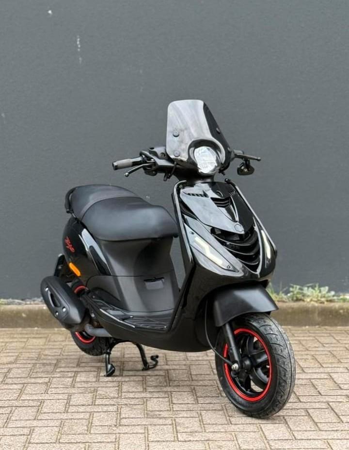 Piaggio Zip 4T I-Get 2018 Glans Zwart FULL OPTION (B-klasse), Fietsen en Brommers, Brommers | Solex, Zo goed als nieuw, Overige modellen