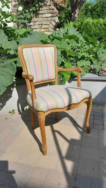  Fauteuil stijl Louis XV fris gestoffeerd beschikbaar voor biedingen