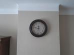 Klok van Riverdale : 40 cm - 6 cm 🕗, Maison & Meubles, Accessoires pour la Maison | Horloges, Comme neuf, Analogique, Enlèvement