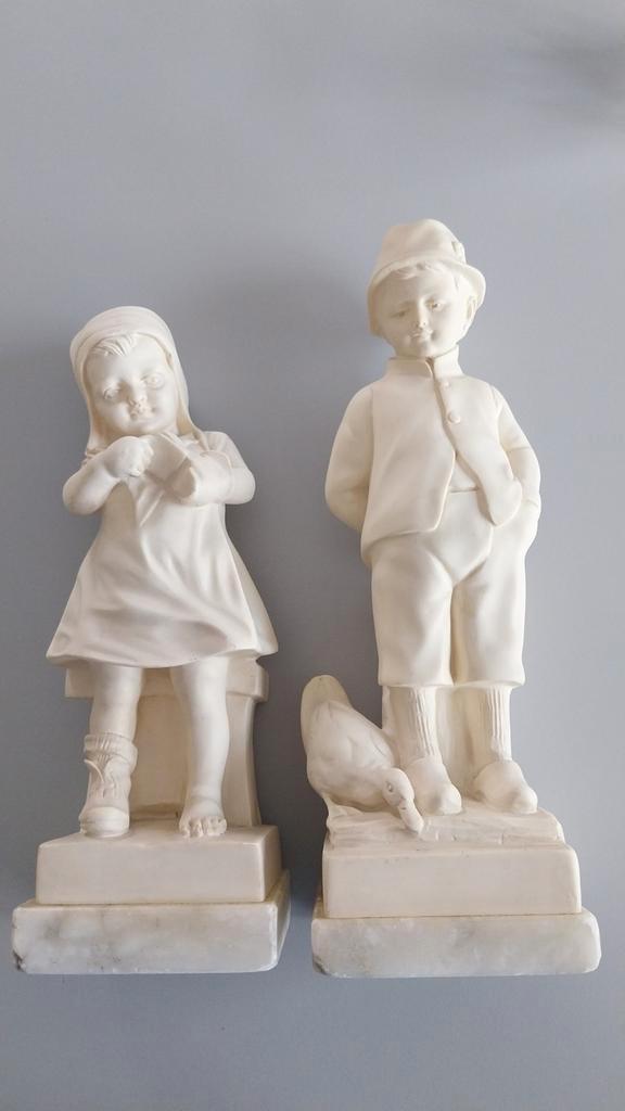 2 beeldjes van Prof. G. Bessi in albast en marmervoet, Antiek en Kunst, Kunst | Beelden en Houtsnijwerken, Ophalen