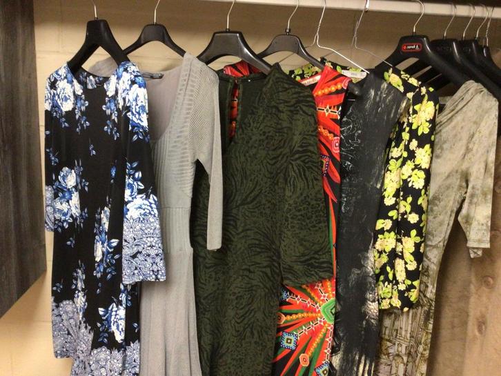 Lot de 7 robes ou pulls small et médium, Vêtements | Femmes, Vêtements Femmes Autre, Enlèvement