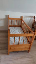 Babybedje in hout met lattenbodem en matras, Kinderen en Baby's, Kinderkamer | Bedden, Ophalen, Zo goed als nieuw, Matras