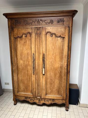 Merisier-garderobe uit het einde van de 18e eeuw beschikbaar voor biedingen