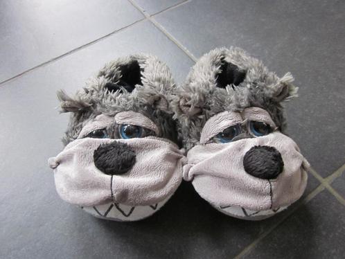 Een paar grijze pantoffels in de vorm van een hond, Kinderen en Baby's, Kinderkleding | Schoenen en Sokken, Gebruikt, Overige typen
