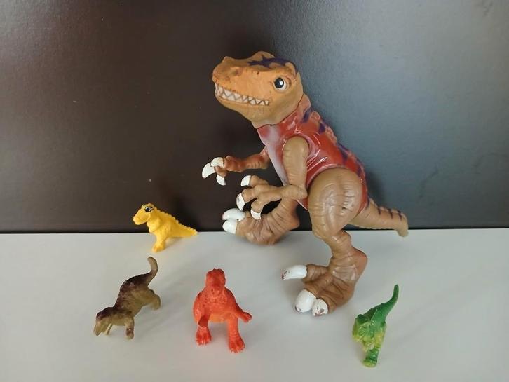 Grote gelede dinosaurus + 4 kleine kleurrijke dinosaurussen, Verzamelen, Speelgoed, Gebruikt, Ophalen