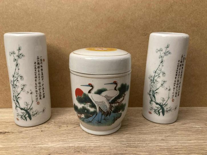 Chinees porselein, 2 kleine vaasjes en een pot met deksel, Antiek en Kunst, Antiek | Porselein, Ophalen of Verzenden