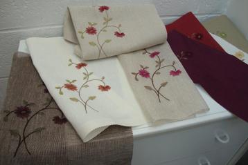 Geborduurde stukken boeketstof beschikbaar voor biedingen