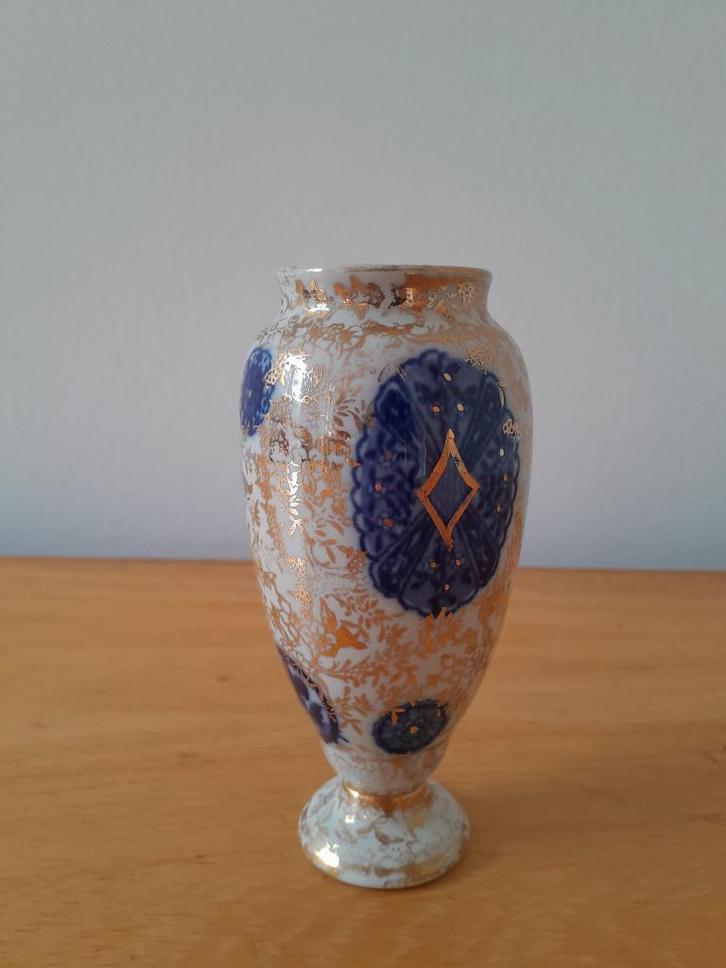 Kleine porseleinen vaas gedecoreerd in blauw en goud, Huis en Inrichting, Woonaccessoires | Vazen, Gebruikt, Blauw, Minder dan 50 cm