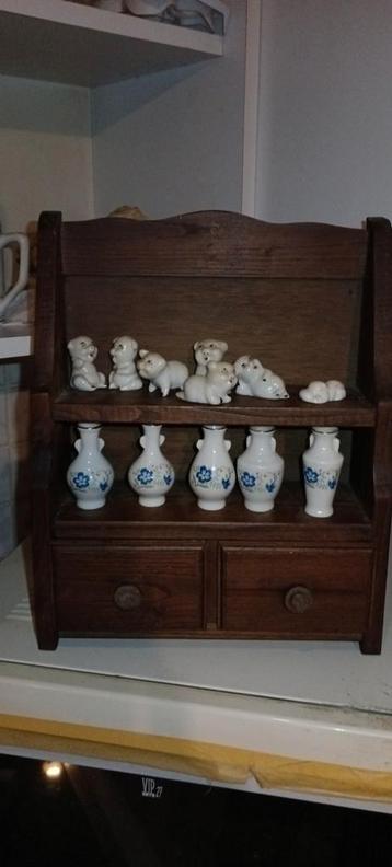 Klein kruidenrekje met miniatuurtjes beschikbaar voor biedingen