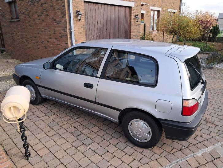 Nissan Sunny 1995 ancêtre, Autos, Nissan, Particulier, Sunny, Essence, Coupé, 3 portes, Boîte manuelle, Argent ou Gris, Bleu, Tissu