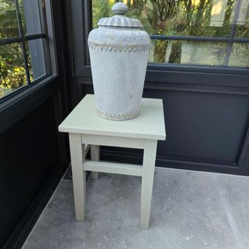 Houten bijzettafeltje beschikbaar voor biedingen