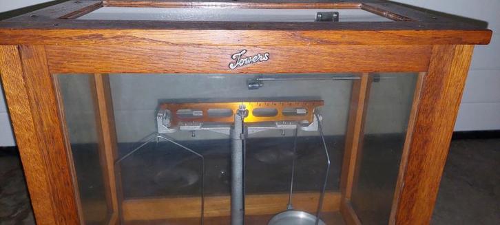 Antieke laboratorium weegschaal Towers – vitrinekast, Antiek en Kunst, Antiek | Gereedschap en Instrumenten, Ophalen