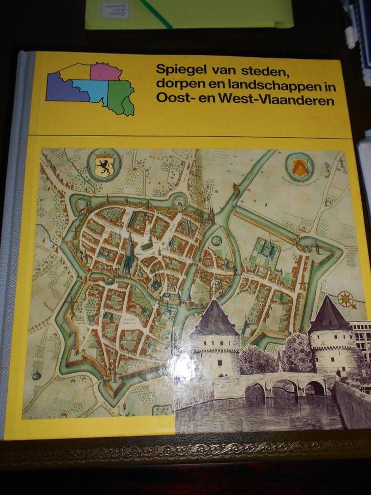 Spiegel van steden, dorpen en landschappen in Oost- en West-, Boeken, Streekboeken en Streekromans, Zo goed als nieuw, Ophalen
