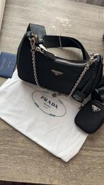 Prada crossbody bag, Handtassen en Accessoires, Tassen | Damestassen, Ophalen