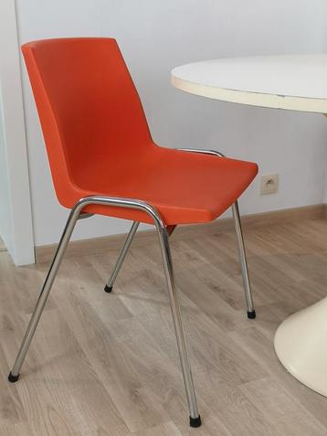 tijdloze vintage kuipstoelen  beschikbaar voor biedingen