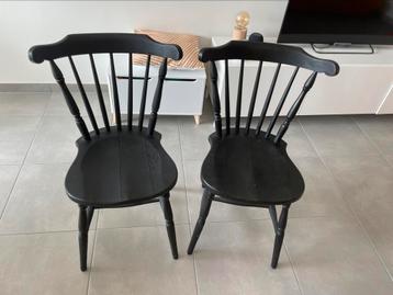 2 zwarte vintage stoelen beschikbaar voor biedingen