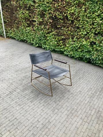 Moderne schommelstoel - zwart leder en metalen frame beschikbaar voor biedingen