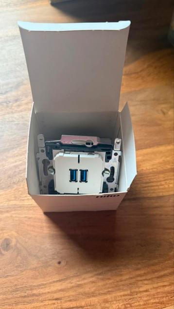 Niko 2 x USB stopcontact 3.5A beschikbaar voor biedingen