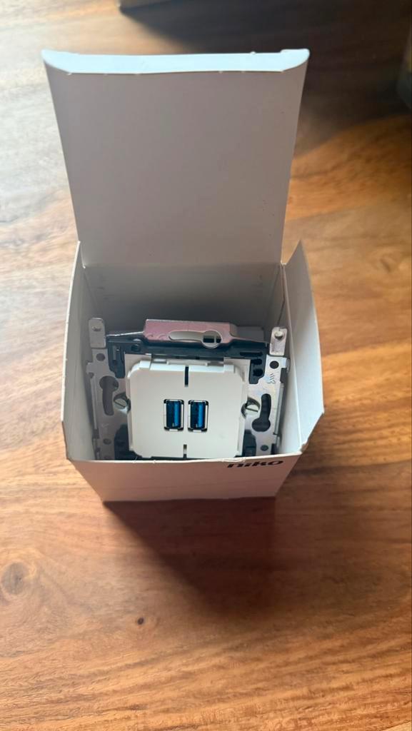 Niko 2 x USB stopcontact 3.5A, Doe-het-zelf en Bouw, Elektriciteit en Kabels, Nieuw, Stopcontact, Ophalen
