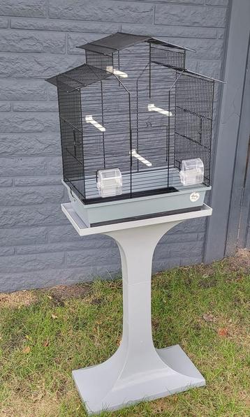 Mooie vogelkooi op voet, nieuwstaat beschikbaar voor biedingen