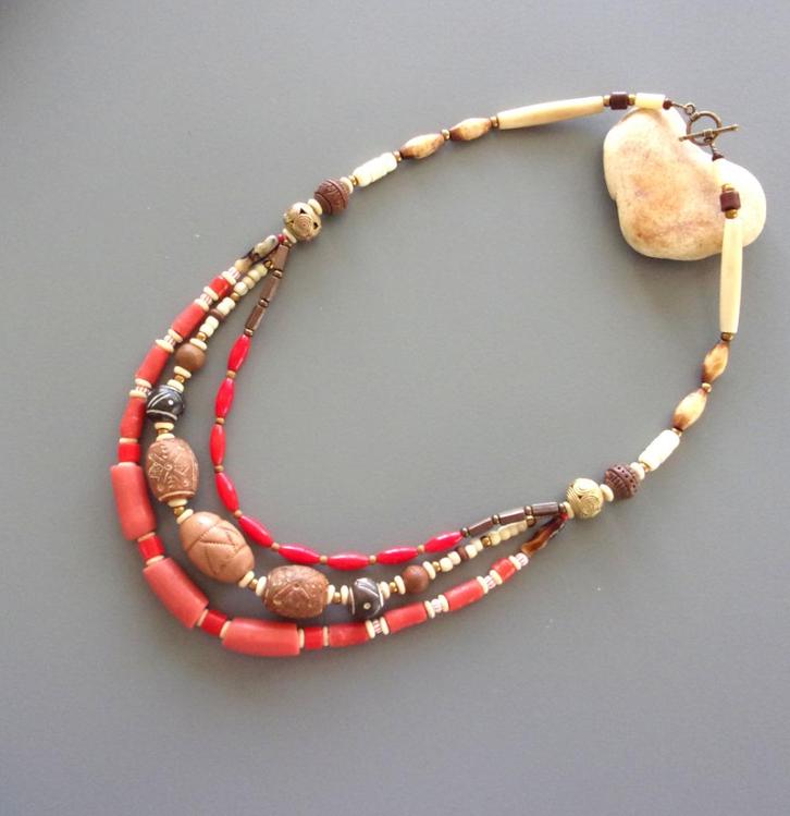 Etnisch ketting met 3 rijen in koraal en Afrikaanse kralen, Handtassen en Accessoires, Kettingen, Nieuw, Steen of Mineraal, Rood