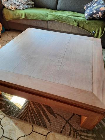 Houten salontafel 1meter x 1meter beschikbaar voor biedingen