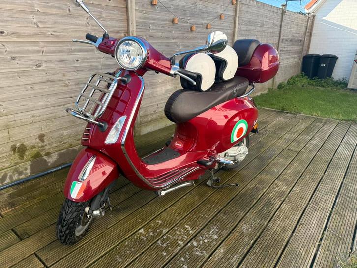 Vespa primavera Touring 50 cc, Fietsen en Brommers, Scooters | Vespa, Zo goed als nieuw, Ophalen