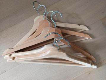 Houten kleerhangers beschikbaar voor biedingen