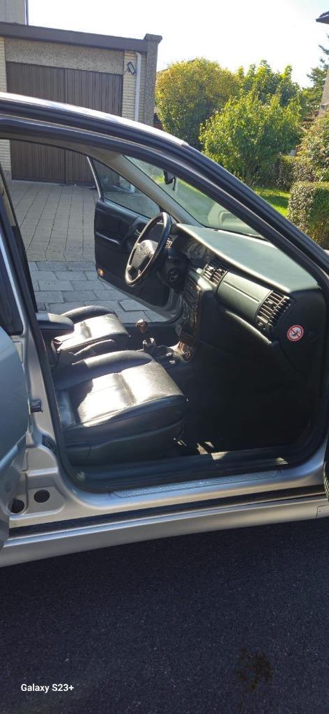 Opel vectra (export), Auto's, Opel, Particulier, Vectra, Benzine, Euro 3, Stadsauto, 4 deurs, Handgeschakeld, Zilver of Grijs