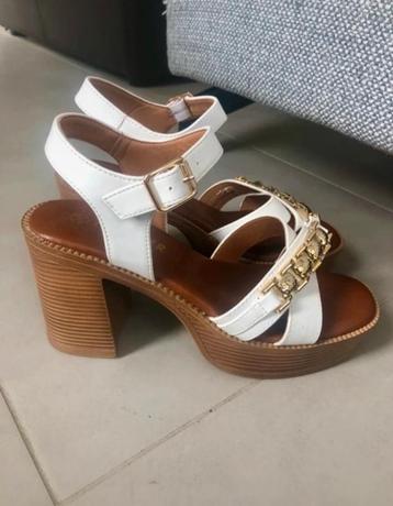 Sandalen met hak beschikbaar voor biedingen