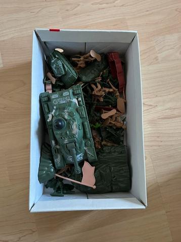 Army speelgoed – soldaten met voertuigen beschikbaar voor biedingen