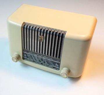 kleine bakelieten Philips radio beschikbaar voor biedingen